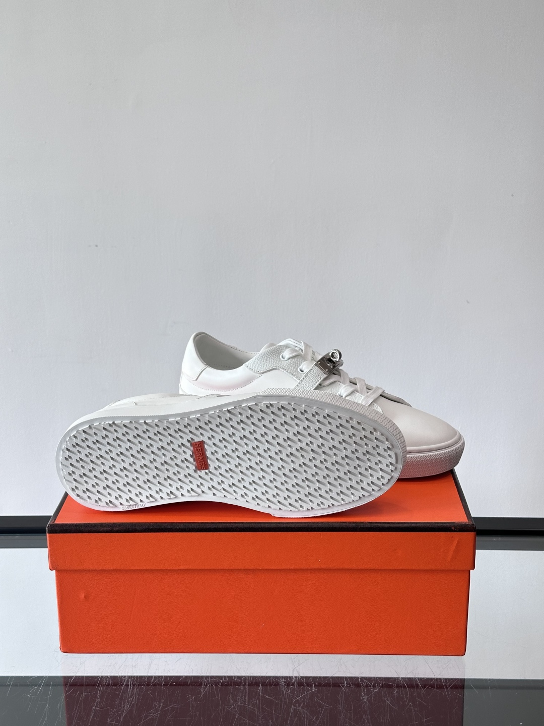 H爱马仕Day系列Kelly扣休闲鞋，采用优质小牛皮，搭配标志性Kelly金属扣，简约又奢华。低帮设计，