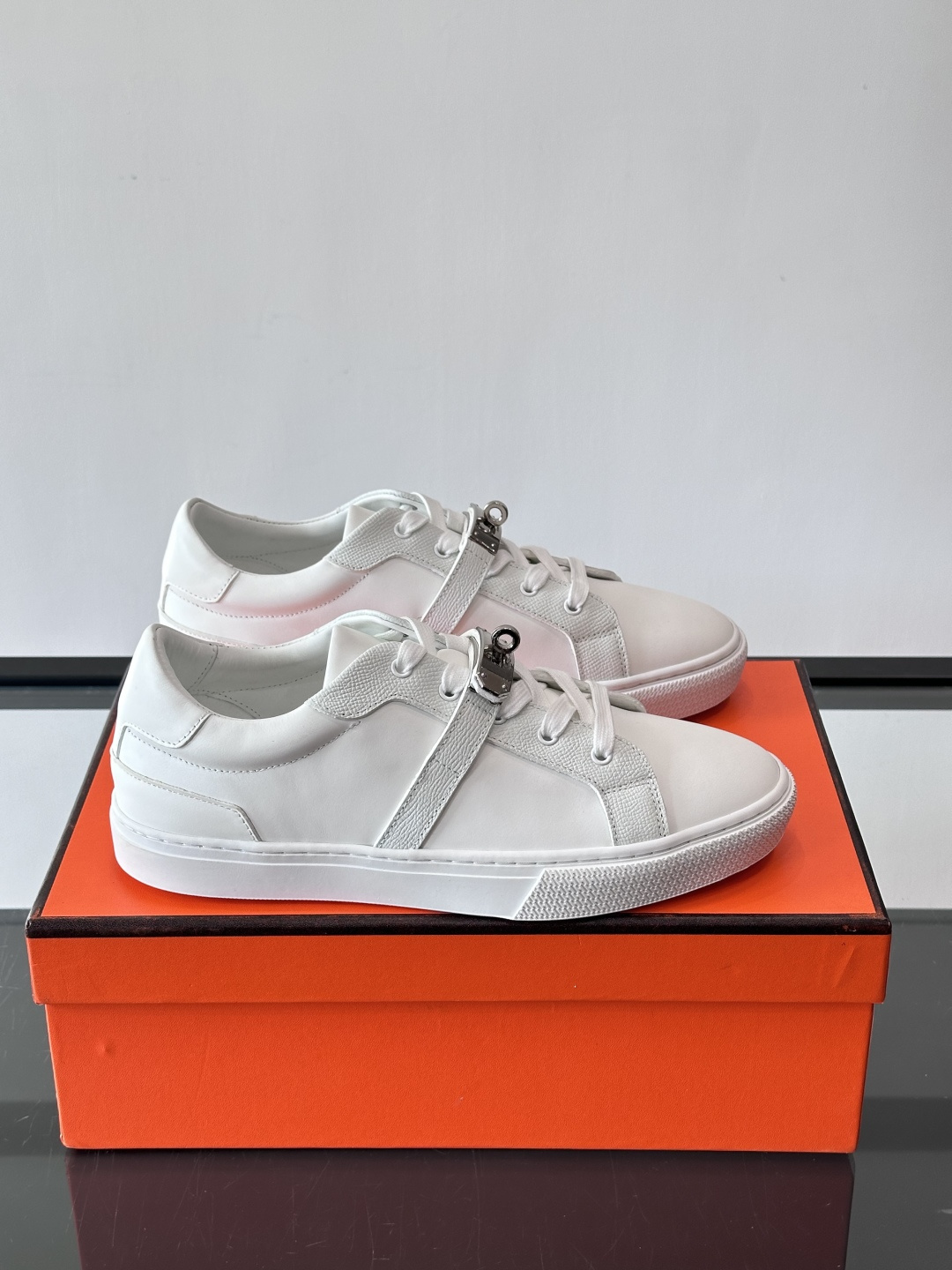 H爱马仕Day系列Kelly扣休闲鞋，采用优质小牛皮，搭配标志性Kelly金属扣，简约又奢华。低帮设计，