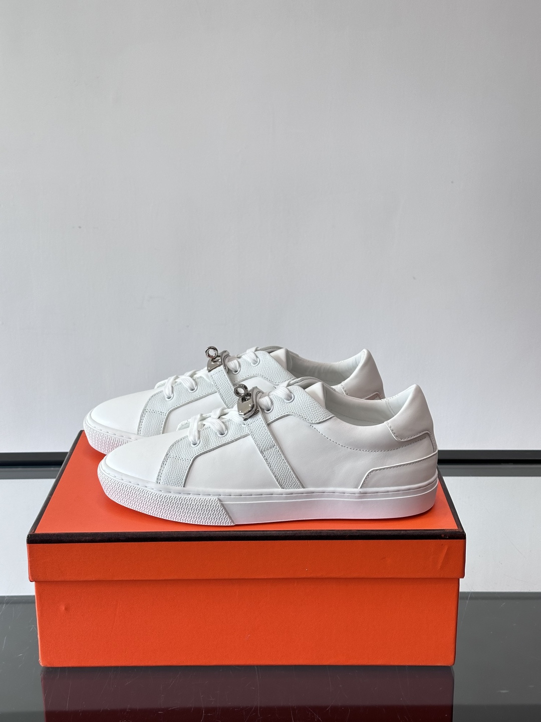 H爱马仕Day系列Kelly扣休闲鞋，采用优质小牛皮，搭配标志性Kelly金属扣，简约又奢华。低帮设计，