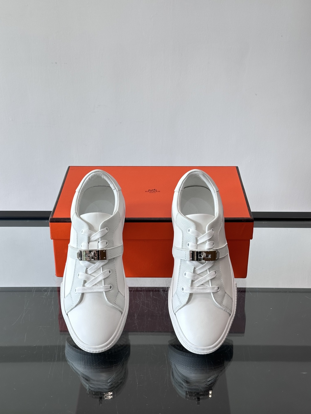 H爱马仕Day系列Kelly扣休闲鞋，采用优质小牛皮，搭配标志性Kelly金属扣，简约又奢华。低帮设计，