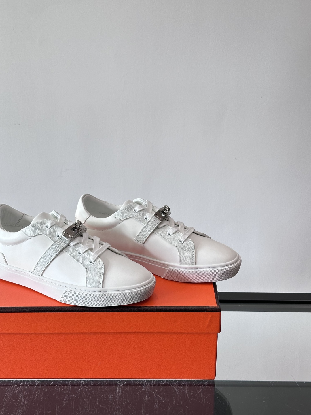 H爱马仕Day系列Kelly扣休闲鞋，采用优质小牛皮，搭配标志性Kelly金属扣，简约又奢华。低帮设计，