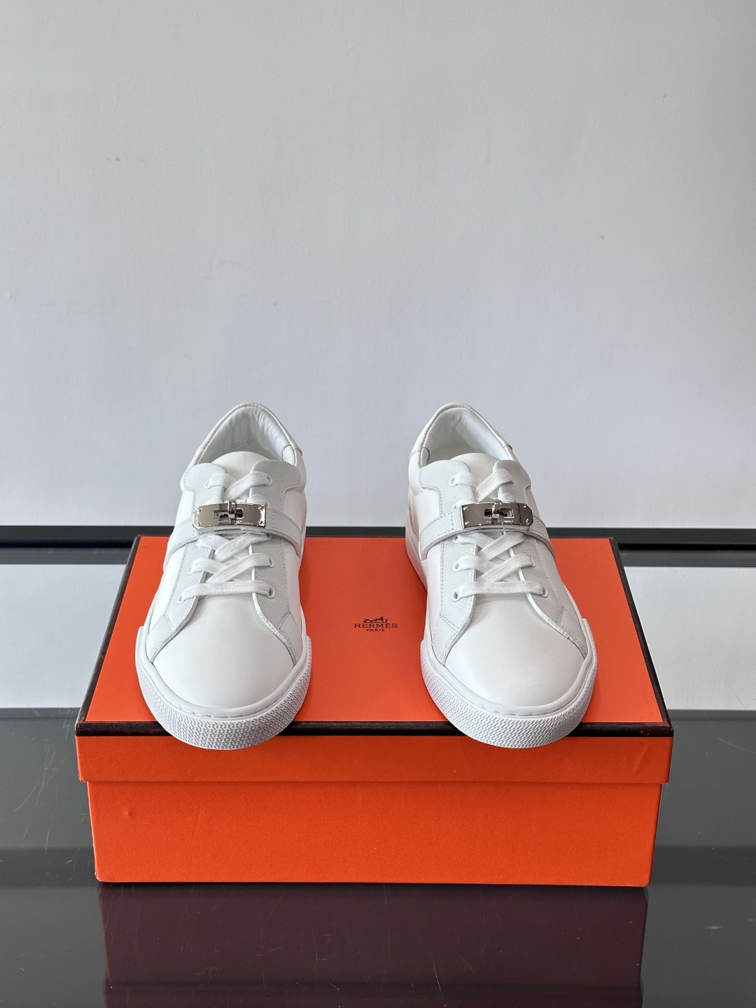 H爱马仕Day系列Kelly扣休闲鞋，采用优质小牛皮，搭配标志性Kelly金属扣，简约又奢华。低帮设计，