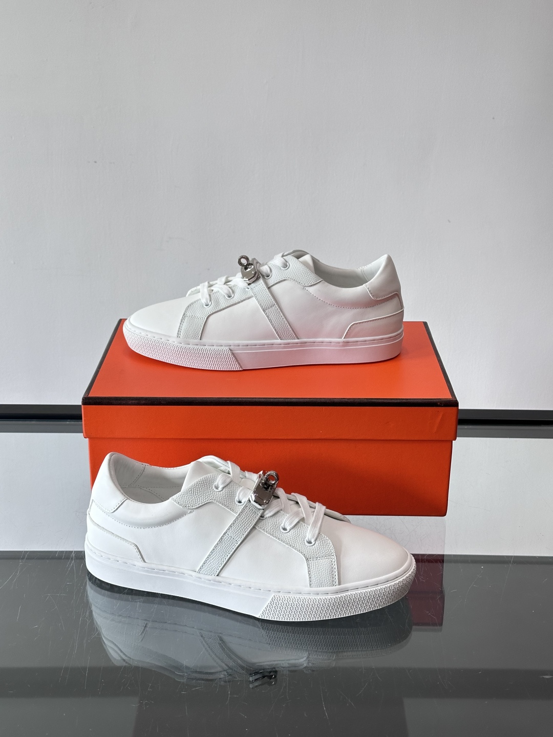 H爱马仕Day系列Kelly扣休闲鞋，采用优质小牛皮，搭配标志性Kelly金属扣，简约又奢华。低帮设计，