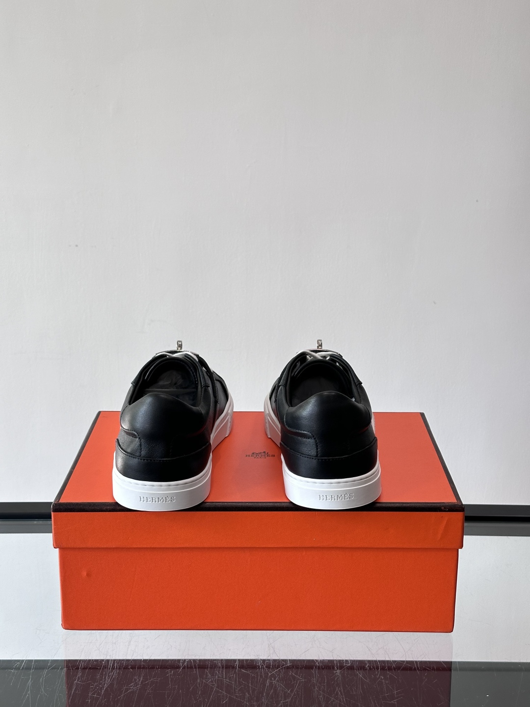 H爱马仕Day系列Kelly扣休闲鞋，采用优质小牛皮，搭配标志性Kelly金属扣，简约又奢华。低帮设计，