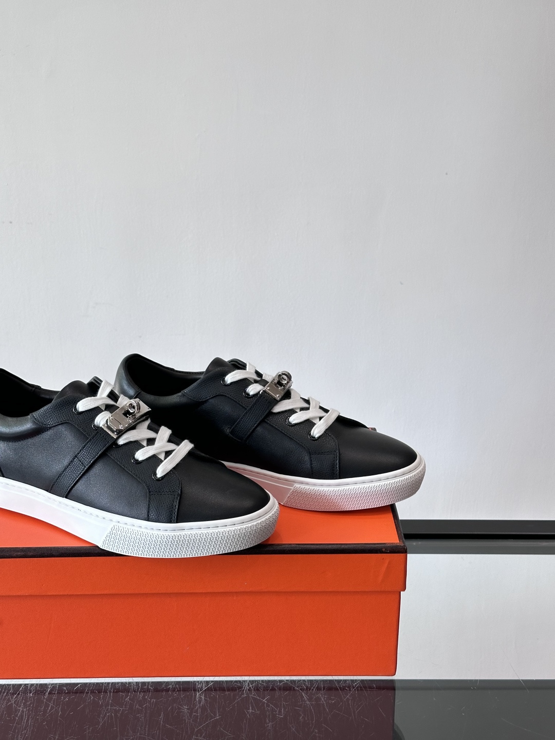 H爱马仕Day系列Kelly扣休闲鞋，采用优质小牛皮，搭配标志性Kelly金属扣，简约又奢华。低帮设计，