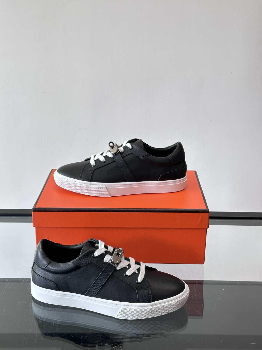 H爱马仕Day系列Kelly扣休闲鞋，采用优质小牛皮，搭配标志性Kelly金属扣，简约又奢华。低帮设计，