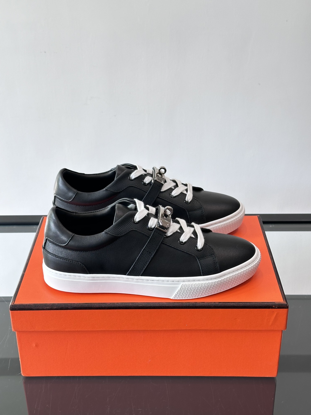 H爱马仕Day系列Kelly扣休闲鞋，采用优质小牛皮，搭配标志性Kelly金属扣，简约又奢华。低帮设计，