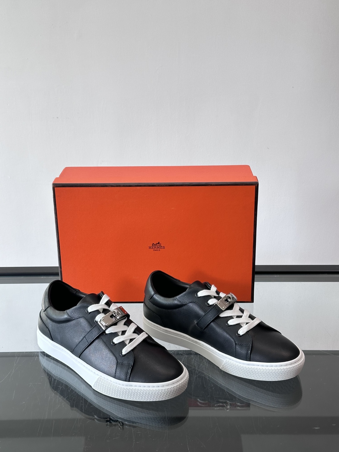 H爱马仕Day系列Kelly扣休闲鞋，采用优质小牛皮，搭配标志性Kelly金属扣，简约又奢华。低帮设计，