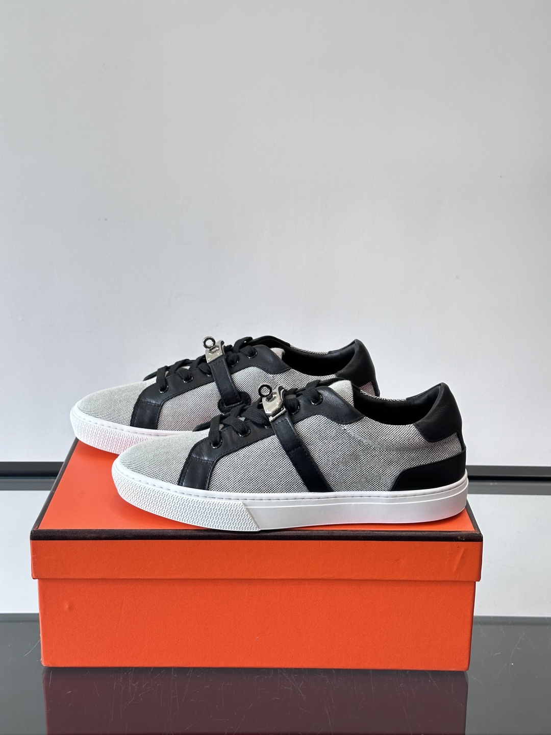 H爱马仕Day系列Kelly扣休闲鞋，采用优质小牛皮，搭配标志性Kelly金属扣，简约又奢华。低帮设计，