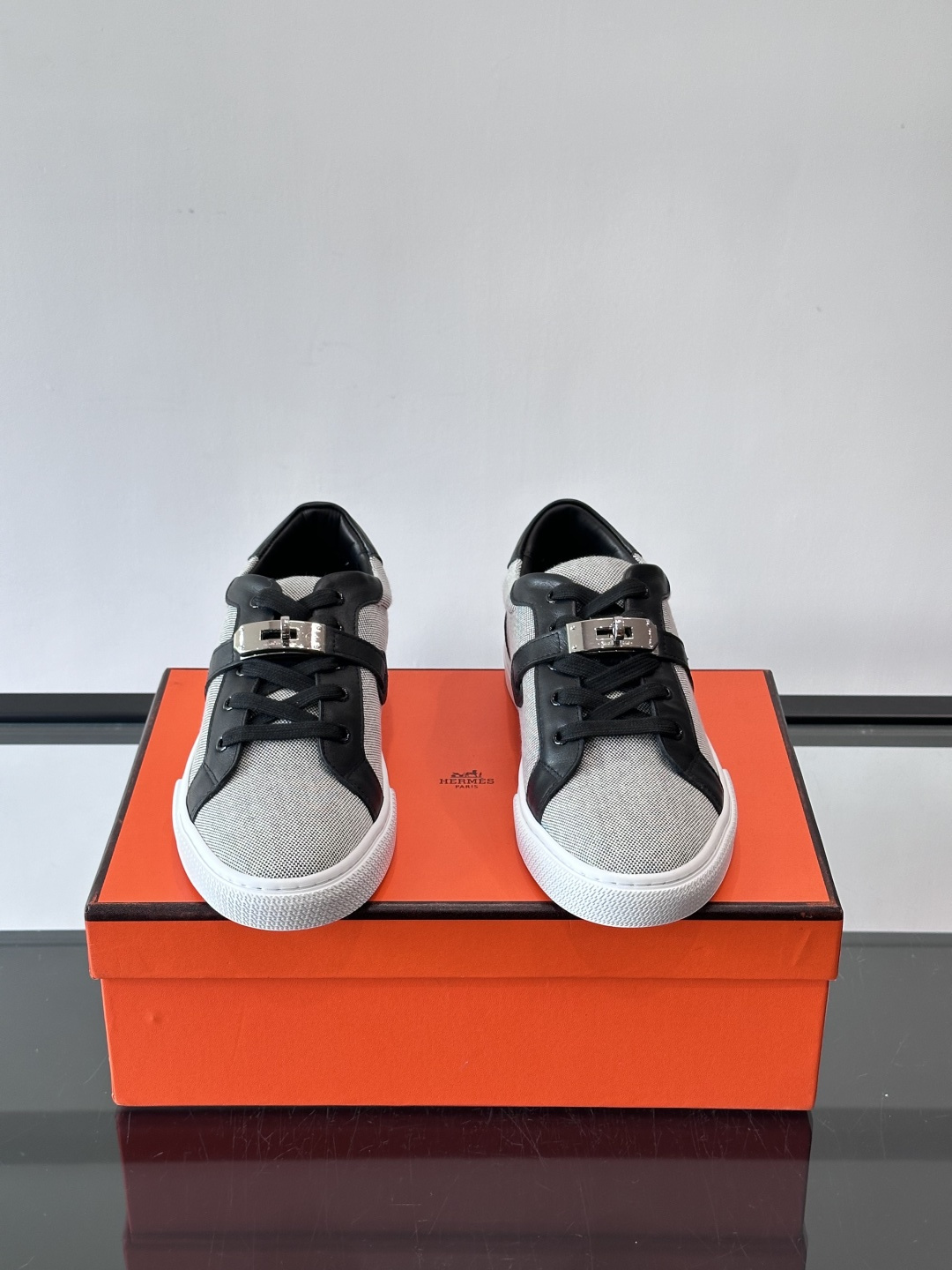 H爱马仕Day系列Kelly扣休闲鞋，采用优质小牛皮，搭配标志性Kelly金属扣，简约又奢华。低帮设计，