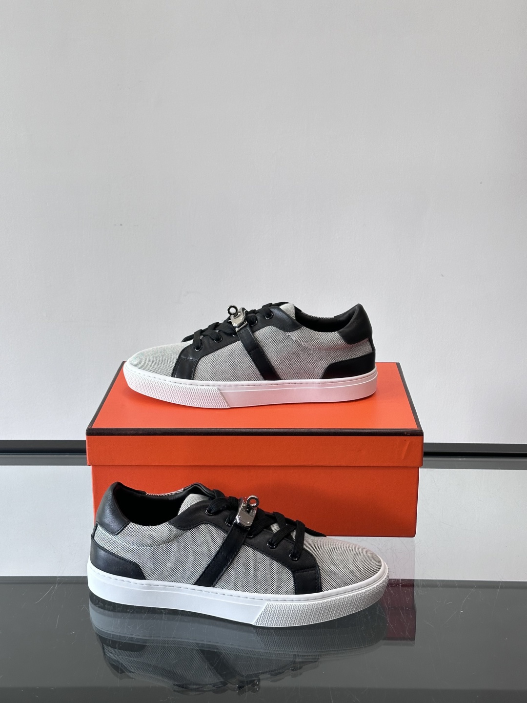 H爱马仕Day系列Kelly扣休闲鞋，采用优质小牛皮，搭配标志性Kelly金属扣，简约又奢华。低帮设计，