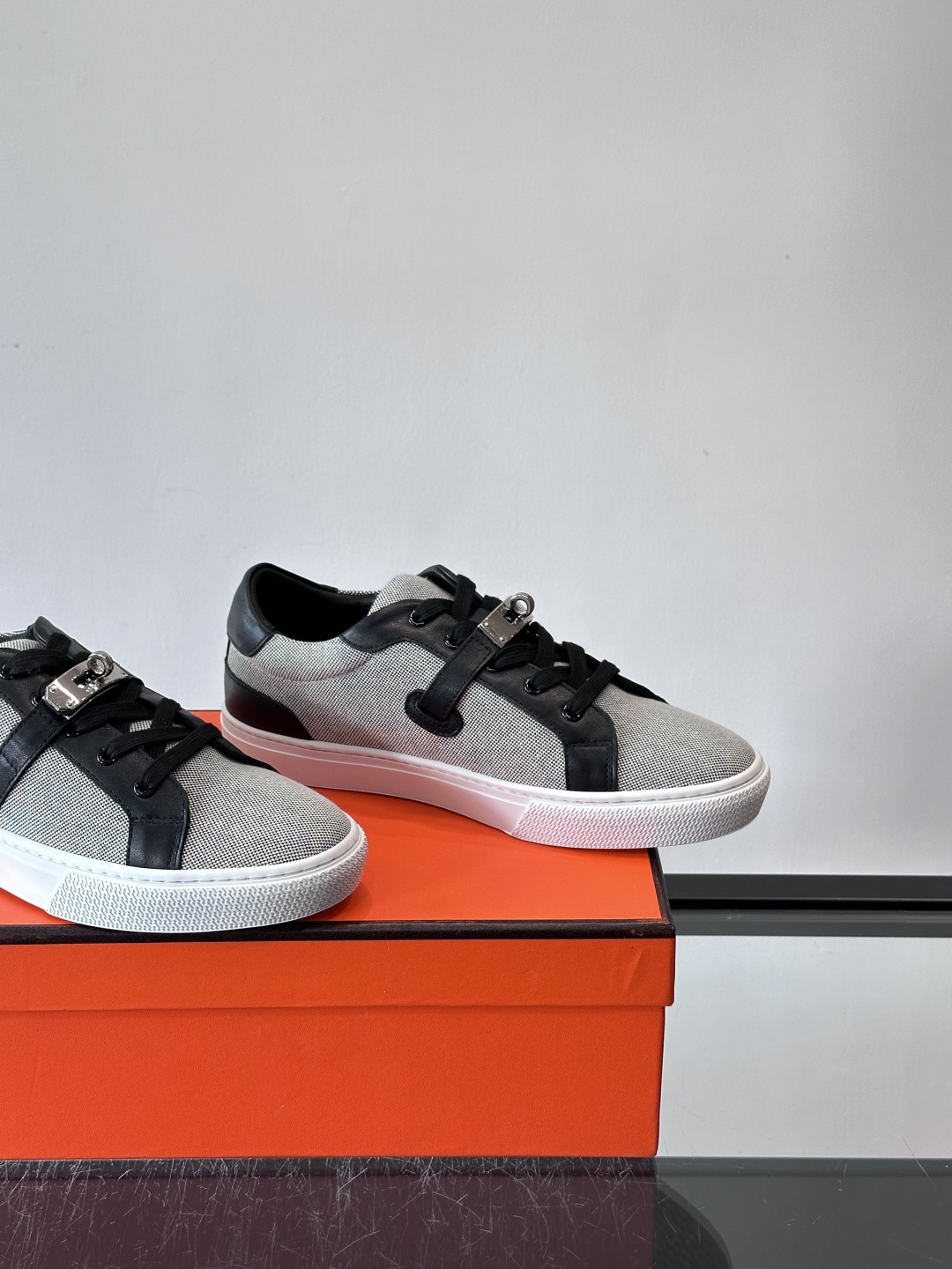 H爱马仕Day系列Kelly扣休闲鞋，采用优质小牛皮，搭配标志性Kelly金属扣，简约又奢华。低帮设计，