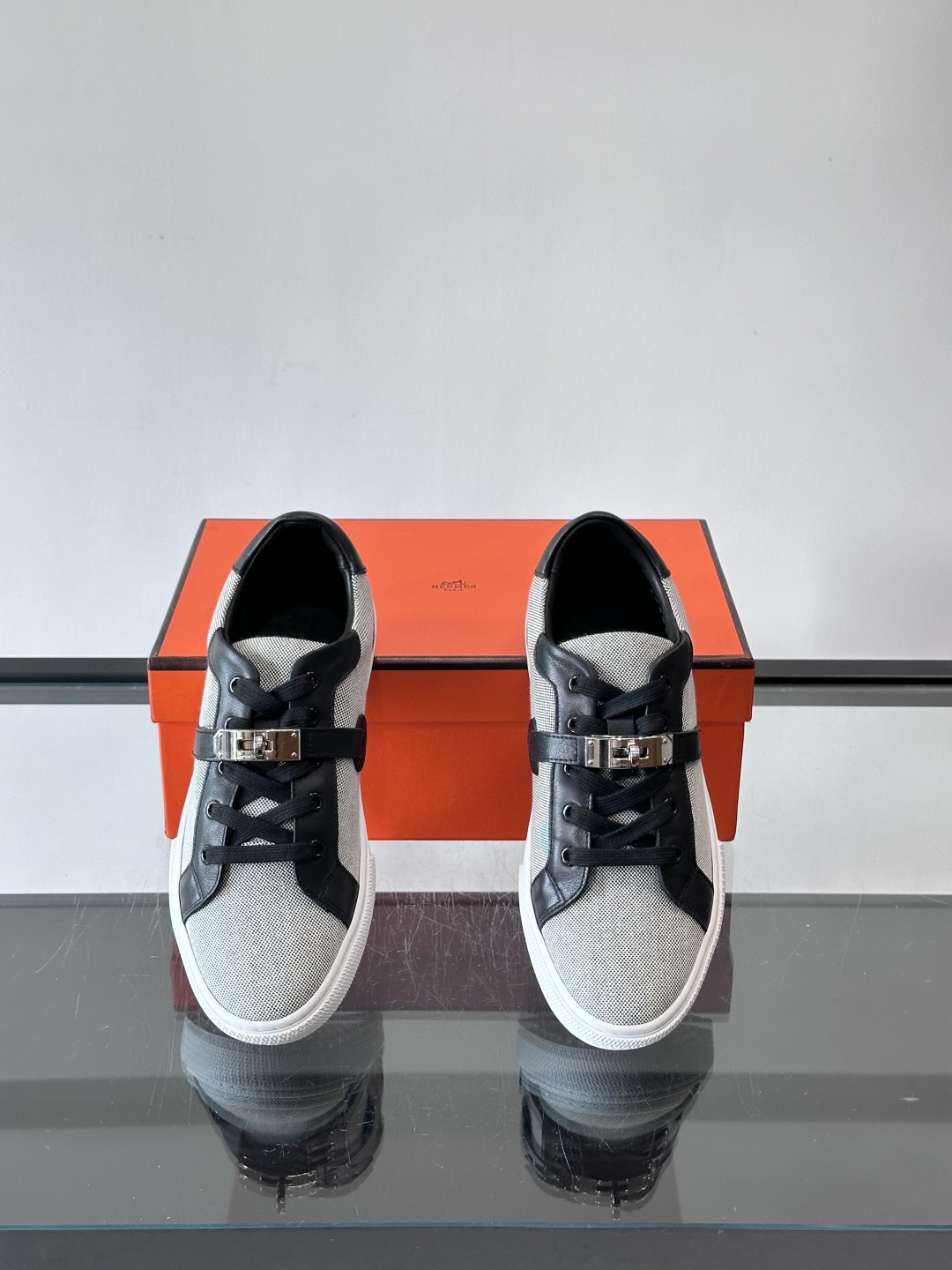 H爱马仕Day系列Kelly扣休闲鞋，采用优质小牛皮，搭配标志性Kelly金属扣，简约又奢华。低帮设计，