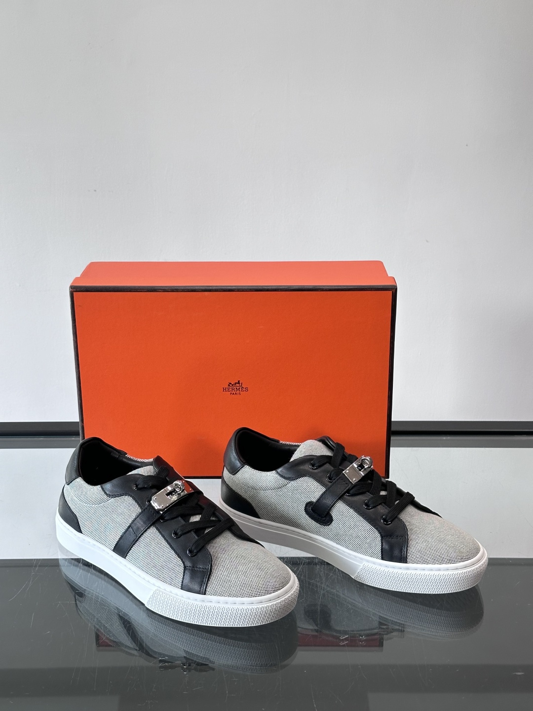 H爱马仕Day系列Kelly扣休闲鞋，采用优质小牛皮，搭配标志性Kelly金属扣，简约又奢华。低帮设计，