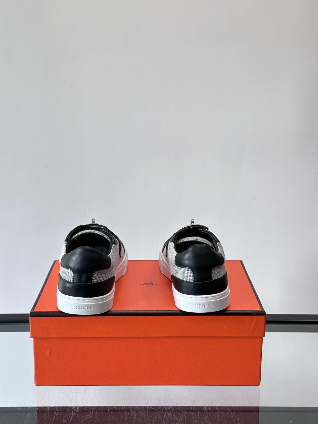 H爱马仕Day系列Kelly扣休闲鞋，采用优质小牛皮，搭配标志性Kelly金属扣，简约又奢华。低帮设计，