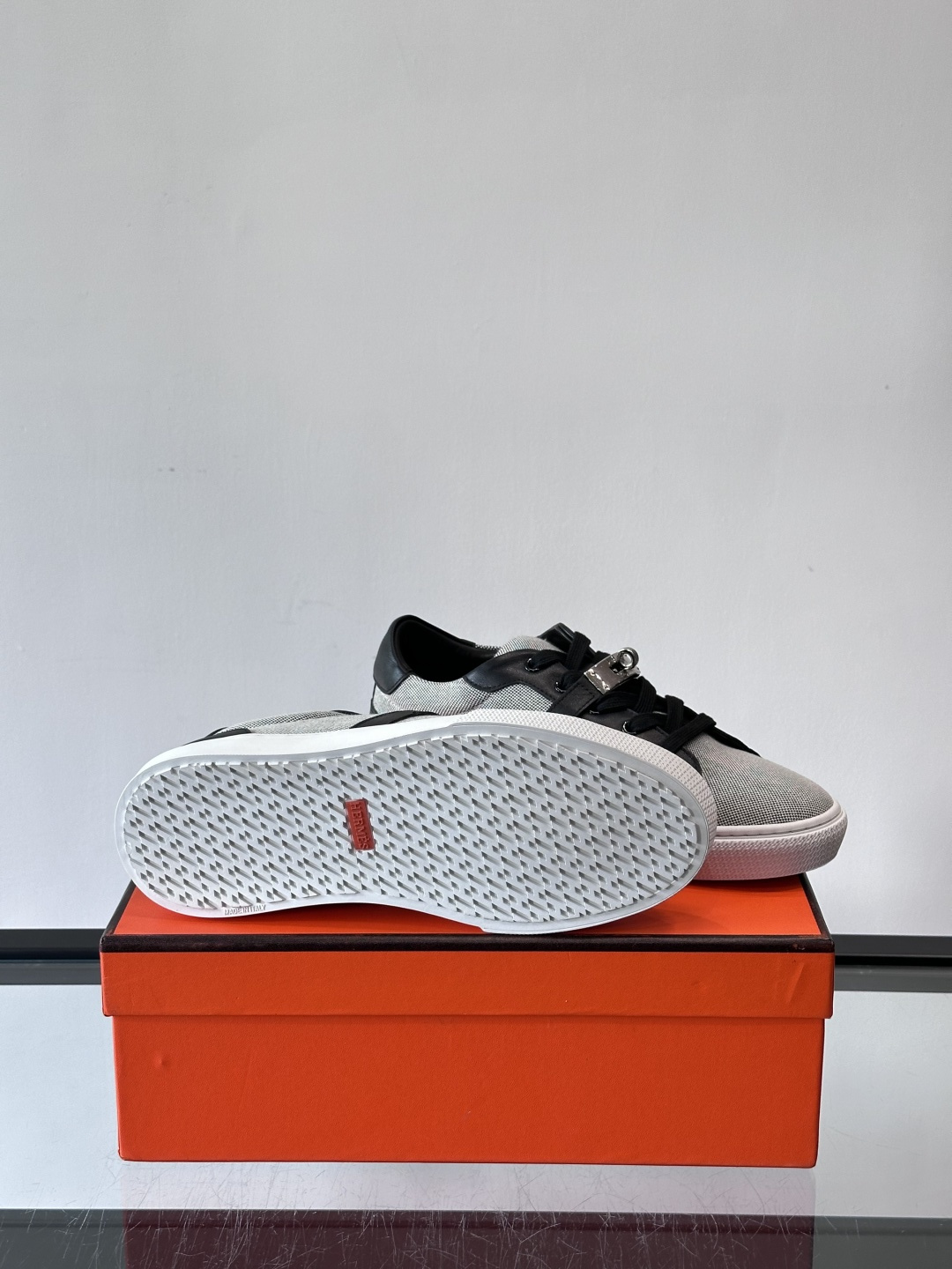 H爱马仕Day系列Kelly扣休闲鞋，采用优质小牛皮，搭配标志性Kelly金属扣，简约又奢华。低帮设计，