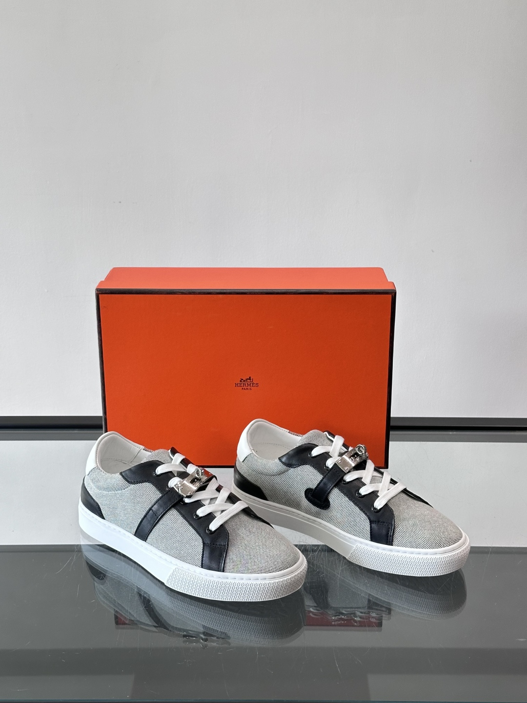 H爱马仕Day系列Kelly扣休闲鞋，采用优质小牛皮，搭配标志性Kelly金属扣，简约又奢华。低帮设计，