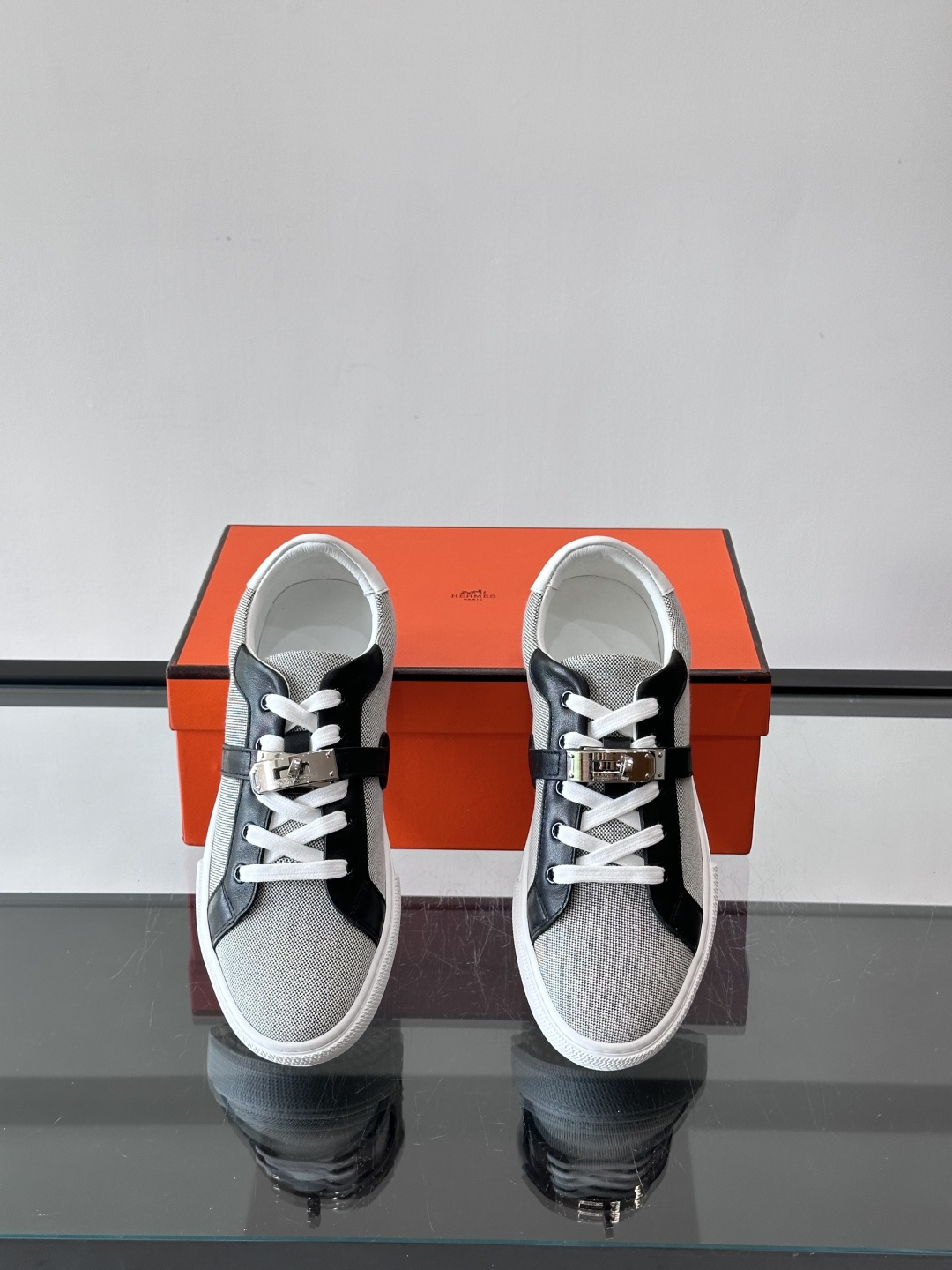 H爱马仕Day系列Kelly扣休闲鞋，采用优质小牛皮，搭配标志性Kelly金属扣，简约又奢华。低帮设计，