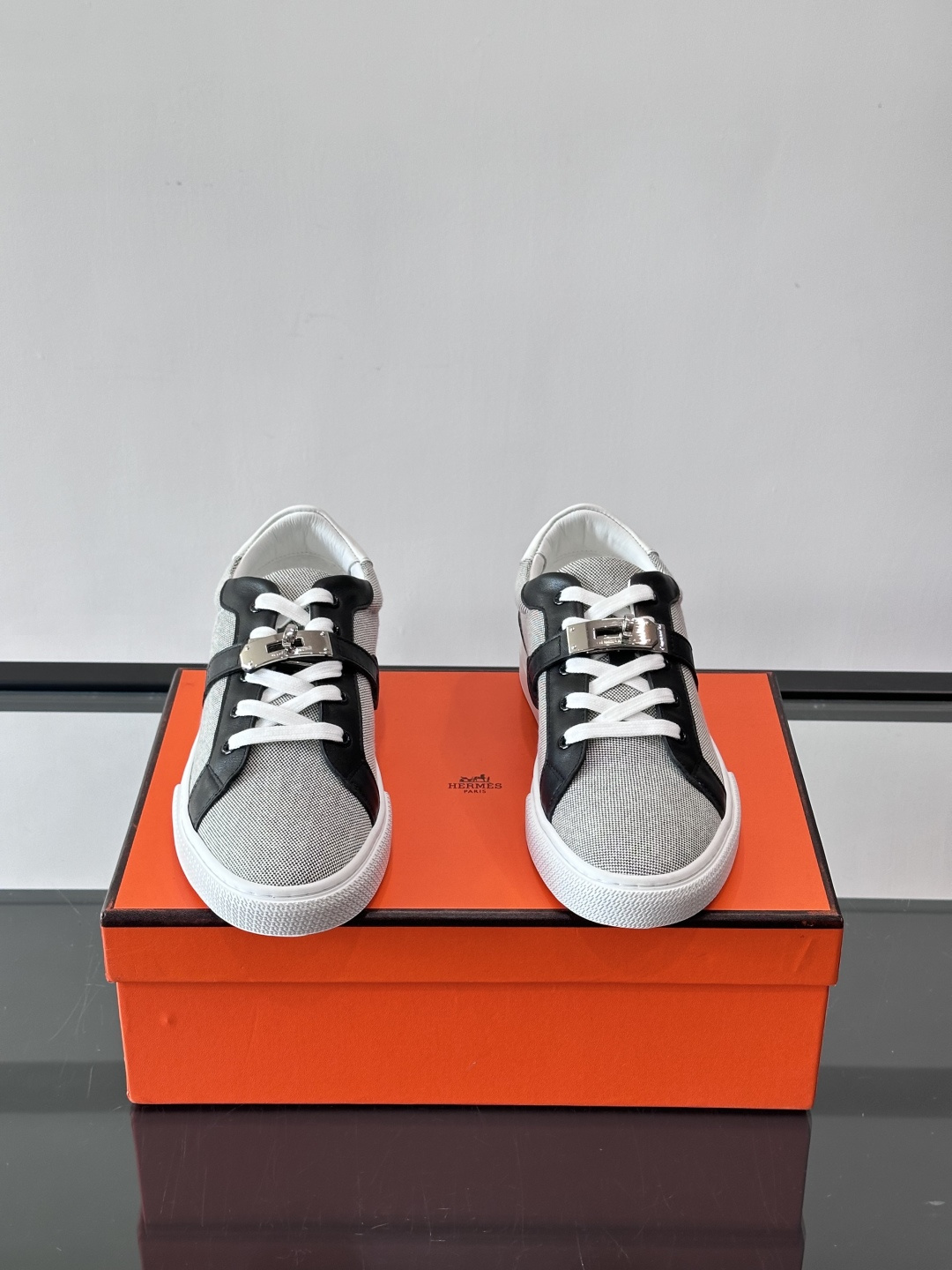 H爱马仕Day系列Kelly扣休闲鞋，采用优质小牛皮，搭配标志性Kelly金属扣，简约又奢华。低帮设计，