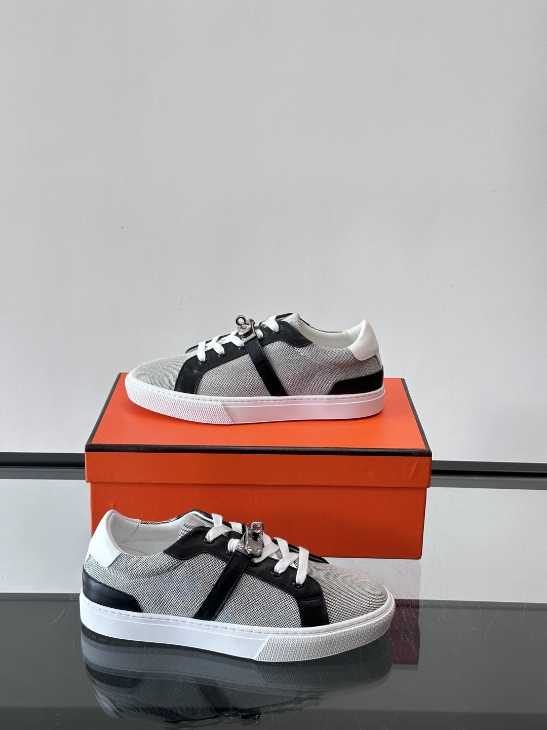 H爱马仕Day系列Kelly扣休闲鞋，采用优质小牛皮，搭配标志性Kelly金属扣，简约又奢华。低帮设计，