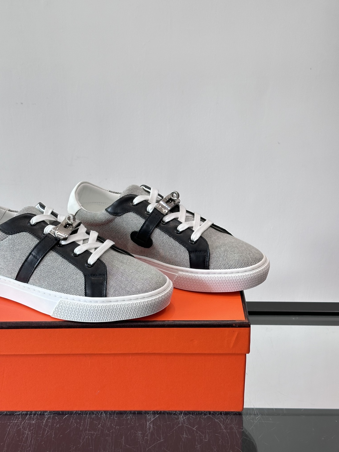 H爱马仕Day系列Kelly扣休闲鞋，采用优质小牛皮，搭配标志性Kelly金属扣，简约又奢华。低帮设计，