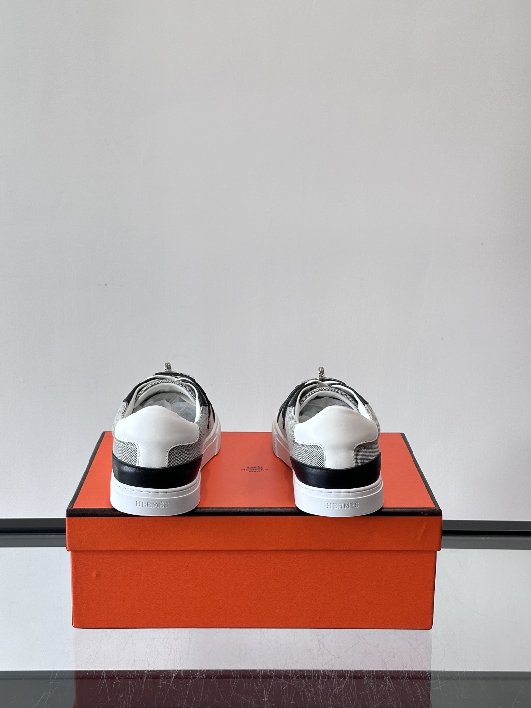 H爱马仕Day系列Kelly扣休闲鞋，采用优质小牛皮，搭配标志性Kelly金属扣，简约又奢华。低帮设计，