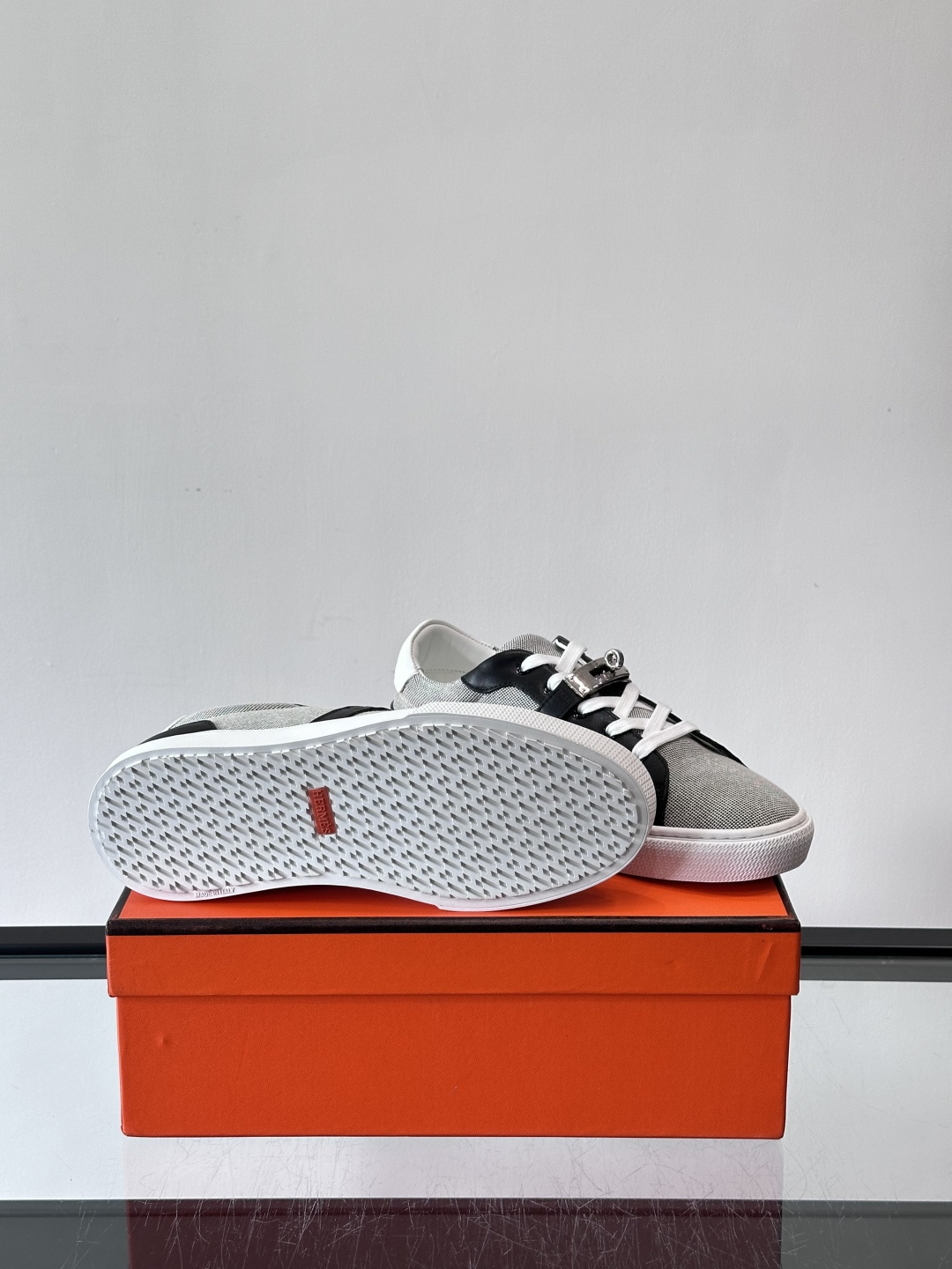 H爱马仕Day系列Kelly扣休闲鞋，采用优质小牛皮，搭配标志性Kelly金属扣，简约又奢华。低帮设计，