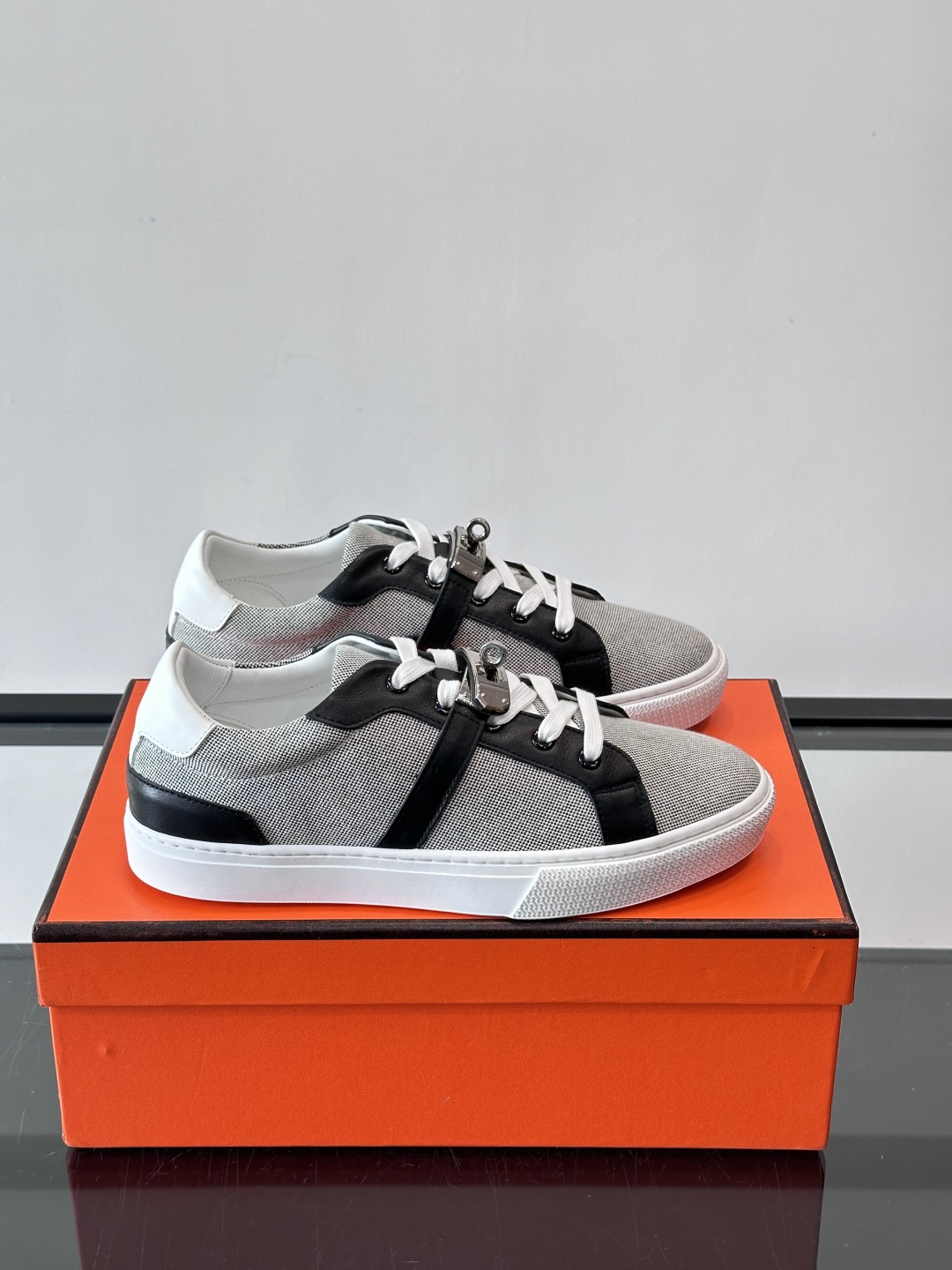 H爱马仕Day系列Kelly扣休闲鞋，采用优质小牛皮，搭配标志性Kelly金属扣，简约又奢华。低帮设计，