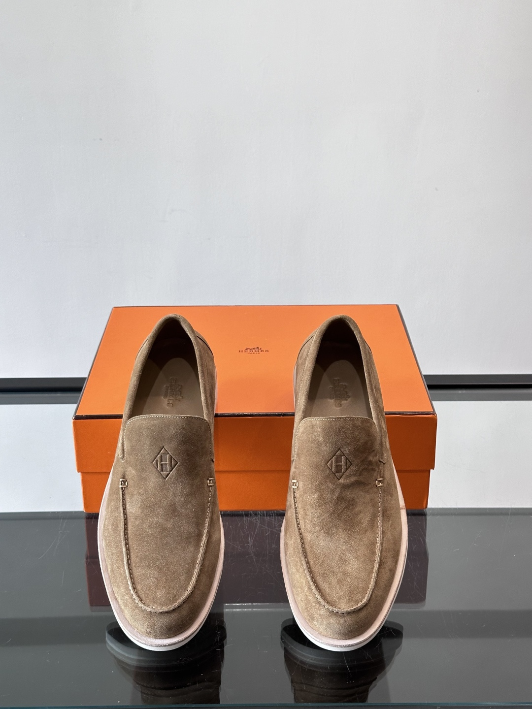 H爱马仕男士麂皮乐福鞋，采用柔软牛反绒，质感细腻，穿着超舒适。经典一脚蹬设计，搭配白色橡胶鞋底，简约又高