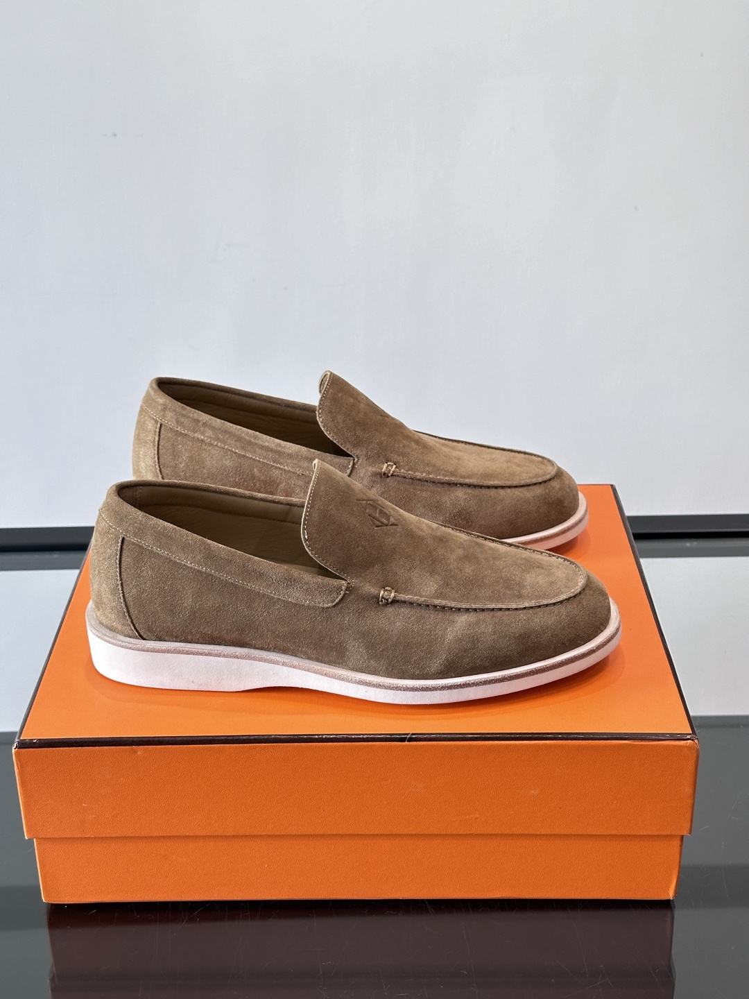 H爱马仕男士麂皮乐福鞋，采用柔软牛反绒，质感细腻，穿着超舒适。经典一脚蹬设计，搭配白色橡胶鞋底，简约又高