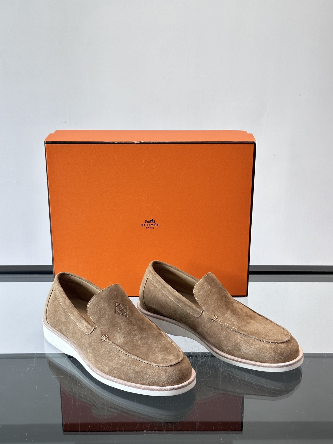 H爱马仕男士麂皮乐福鞋，采用柔软牛反绒，质感细腻，穿着超舒适。经典一脚蹬设计，搭配白色橡胶鞋底，简约又高