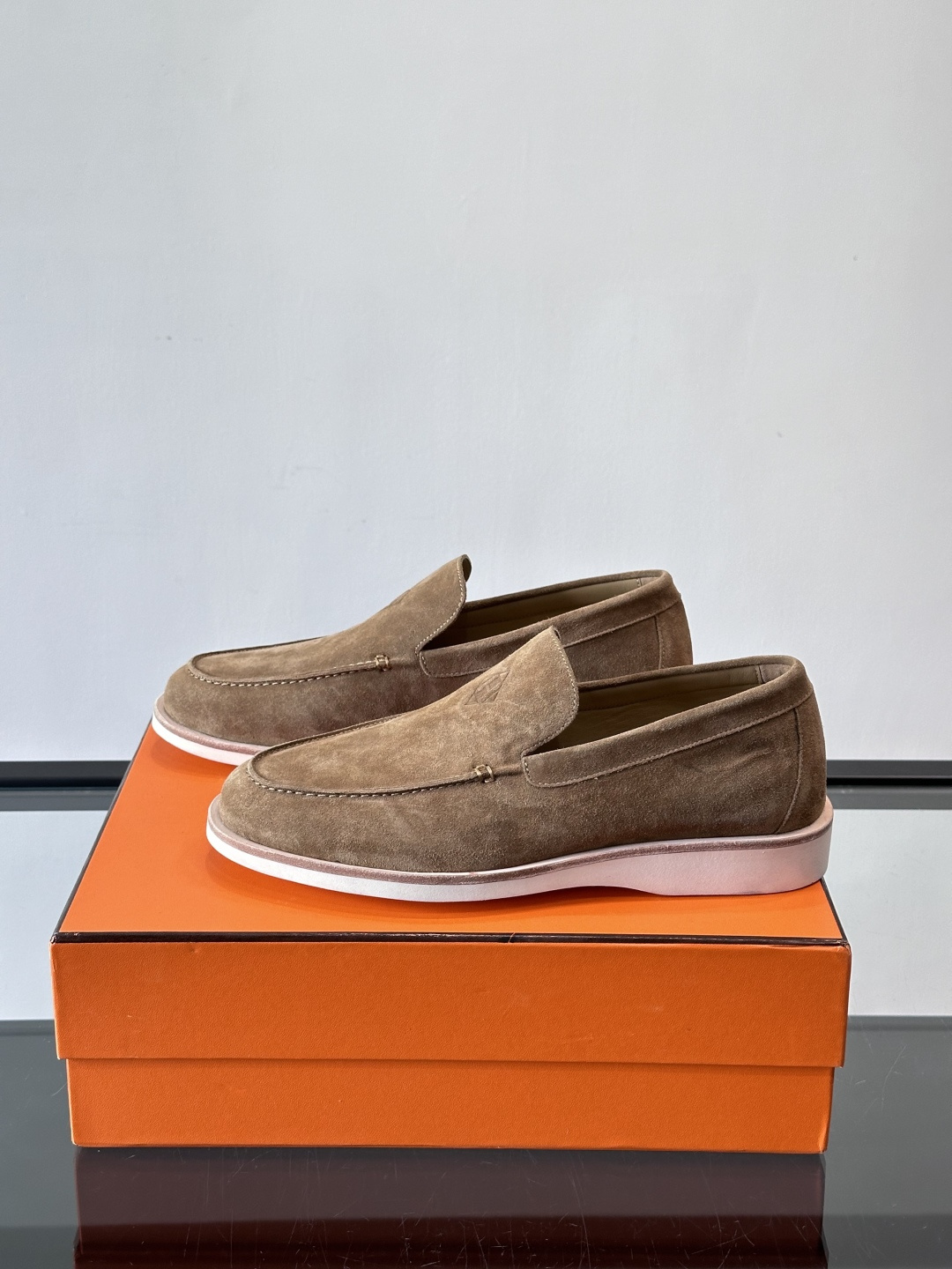 H爱马仕男士麂皮乐福鞋，采用柔软牛反绒，质感细腻，穿着超舒适。经典一脚蹬设计，搭配白色橡胶鞋底，简约又高