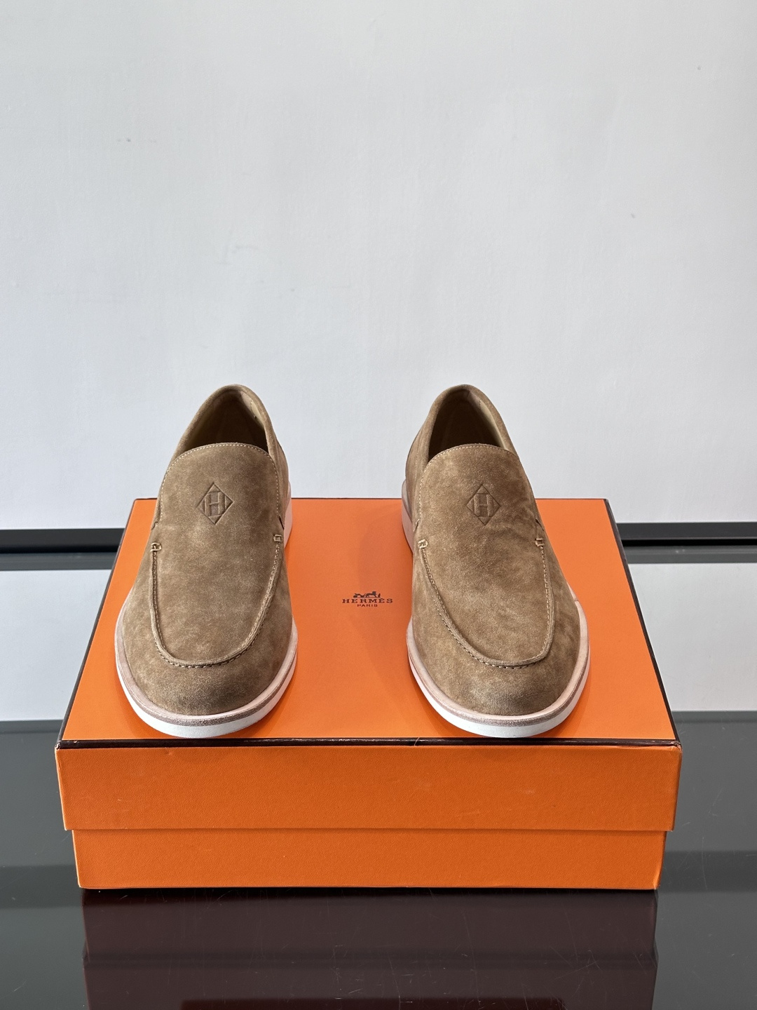 H爱马仕男士麂皮乐福鞋，采用柔软牛反绒，质感细腻，穿着超舒适。经典一脚蹬设计，搭配白色橡胶鞋底，简约又高