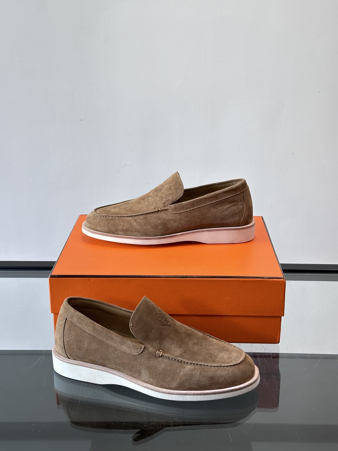 H爱马仕男士麂皮乐福鞋，采用柔软牛反绒，质感细腻，穿着超舒适。经典一脚蹬设计，搭配白色橡胶鞋底，简约又高