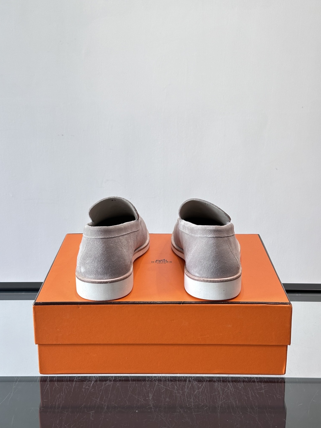 H爱马仕男士麂皮乐福鞋，采用柔软牛反绒，质感细腻，穿着超舒适。经典一脚蹬设计，搭配白色橡胶鞋底，简约又高