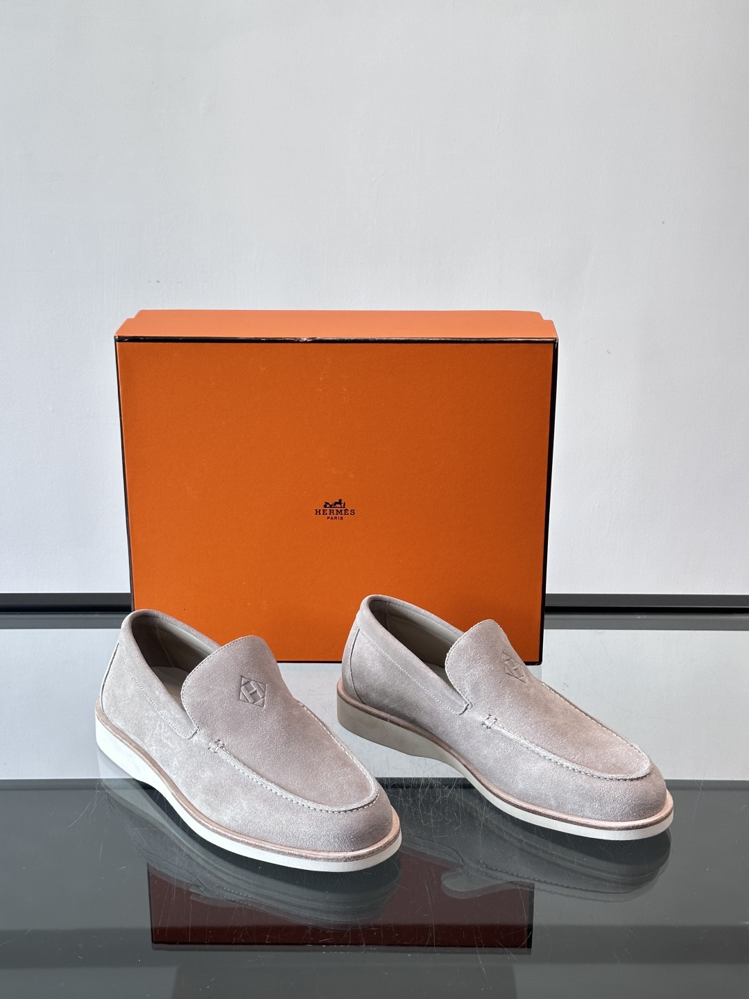 H爱马仕男士麂皮乐福鞋，采用柔软牛反绒，质感细腻，穿着超舒适。经典一脚蹬设计，搭配白色橡胶鞋底，简约又高