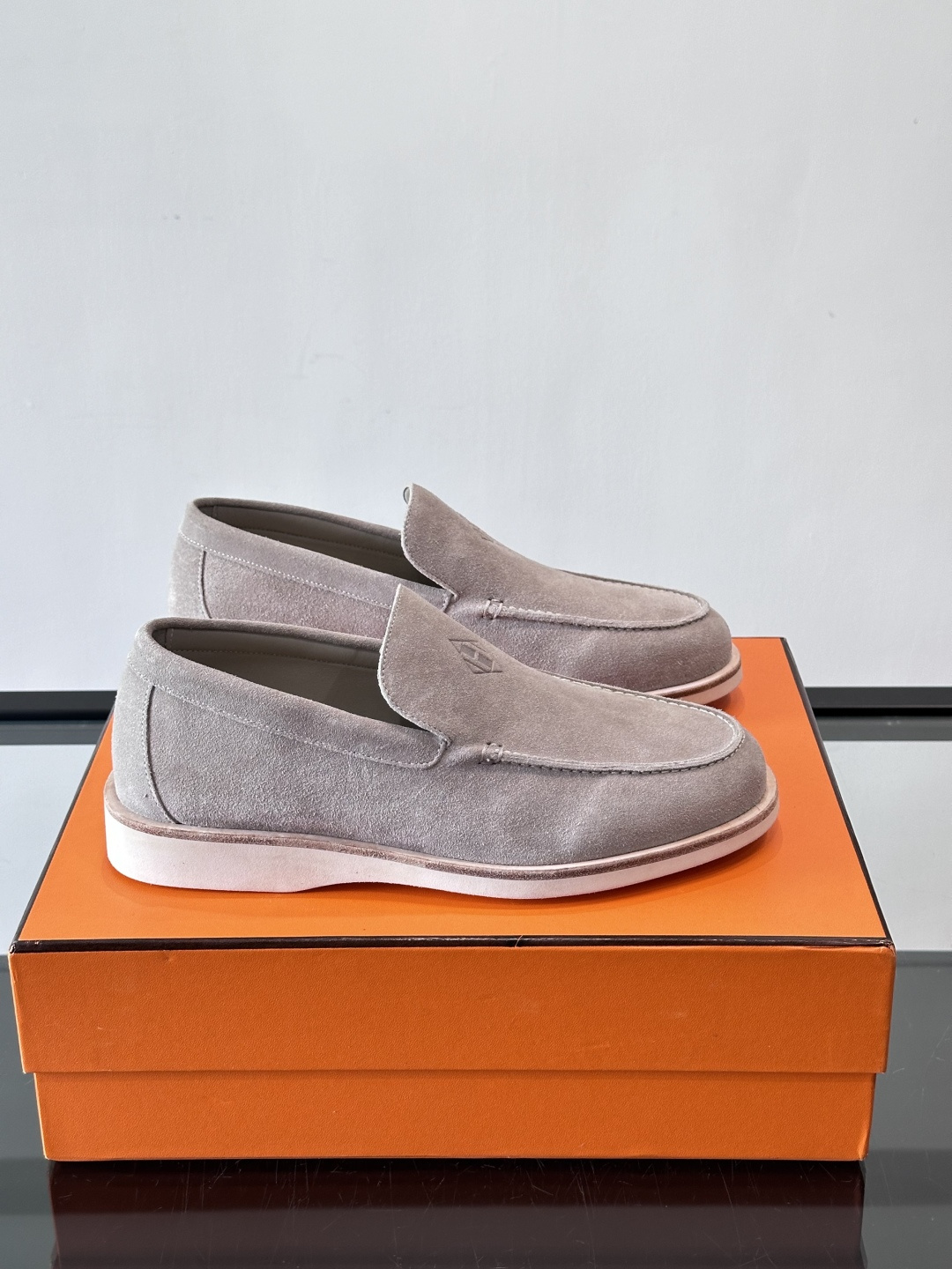 H爱马仕男士麂皮乐福鞋，采用柔软牛反绒，质感细腻，穿着超舒适。经典一脚蹬设计，搭配白色橡胶鞋底，简约又高