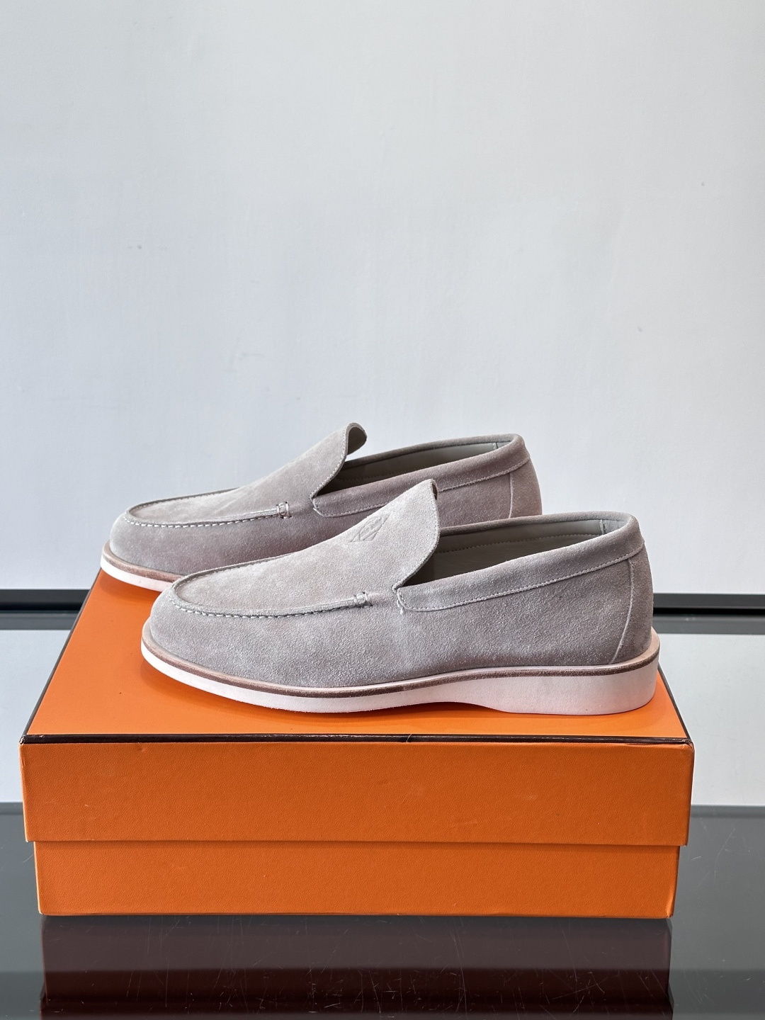 H爱马仕男士麂皮乐福鞋，采用柔软牛反绒，质感细腻，穿着超舒适。经典一脚蹬设计，搭配白色橡胶鞋底，简约又高