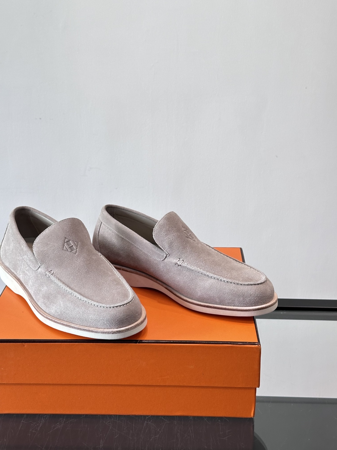 H爱马仕男士麂皮乐福鞋，采用柔软牛反绒，质感细腻，穿着超舒适。经典一脚蹬设计，搭配白色橡胶鞋底，简约又高