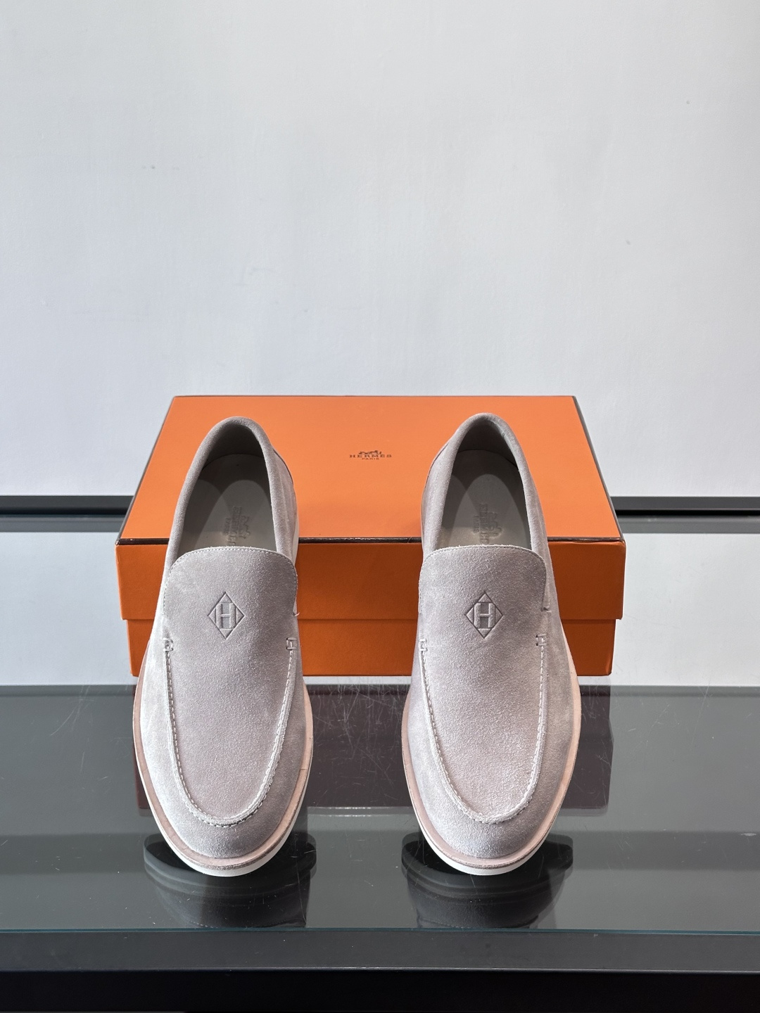 H爱马仕男士麂皮乐福鞋，采用柔软牛反绒，质感细腻，穿着超舒适。经典一脚蹬设计，搭配白色橡胶鞋底，简约又高