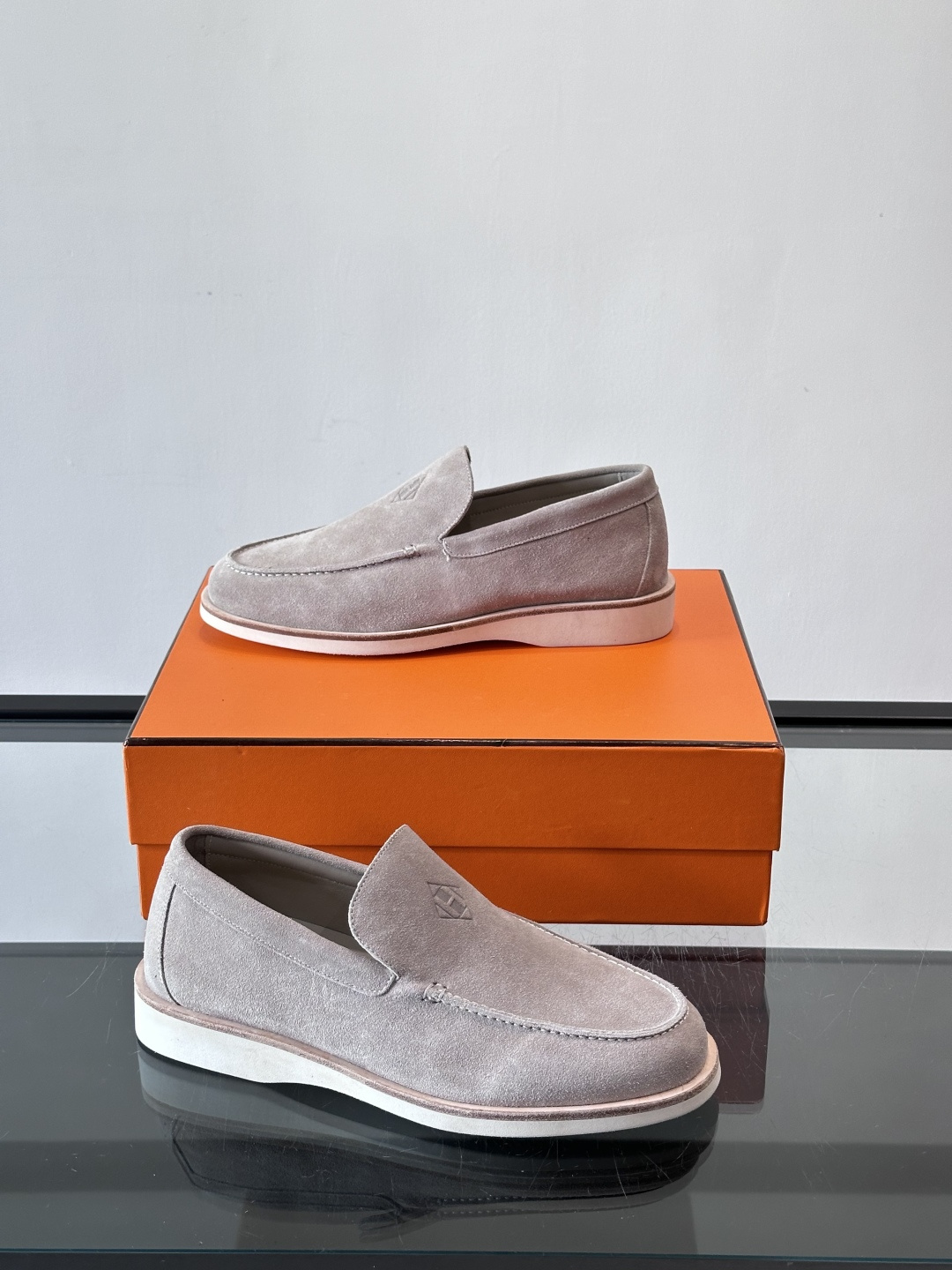 H爱马仕男士麂皮乐福鞋，采用柔软牛反绒，质感细腻，穿着超舒适。经典一脚蹬设计，搭配白色橡胶鞋底，简约又高