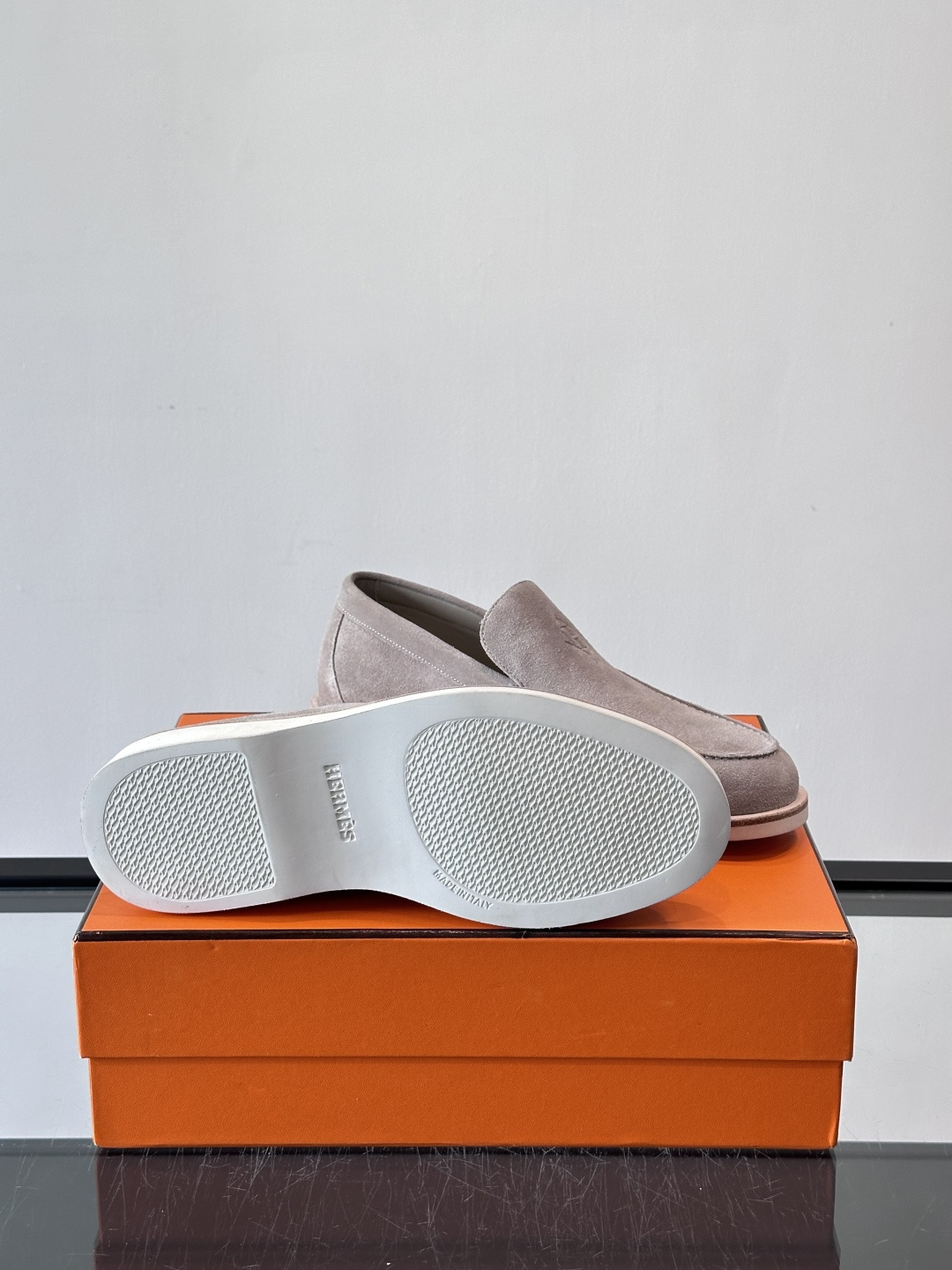H爱马仕男士麂皮乐福鞋，采用柔软牛反绒，质感细腻，穿着超舒适。经典一脚蹬设计，搭配白色橡胶鞋底，简约又高