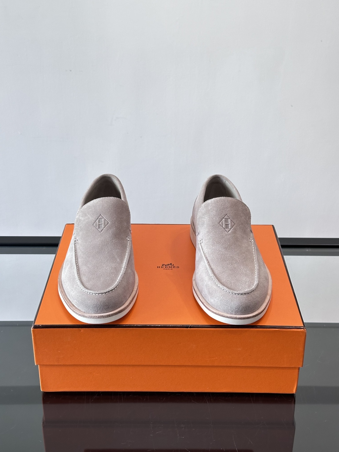 H爱马仕男士麂皮乐福鞋，采用柔软牛反绒，质感细腻，穿着超舒适。经典一脚蹬设计，搭配白色橡胶鞋底，简约又高