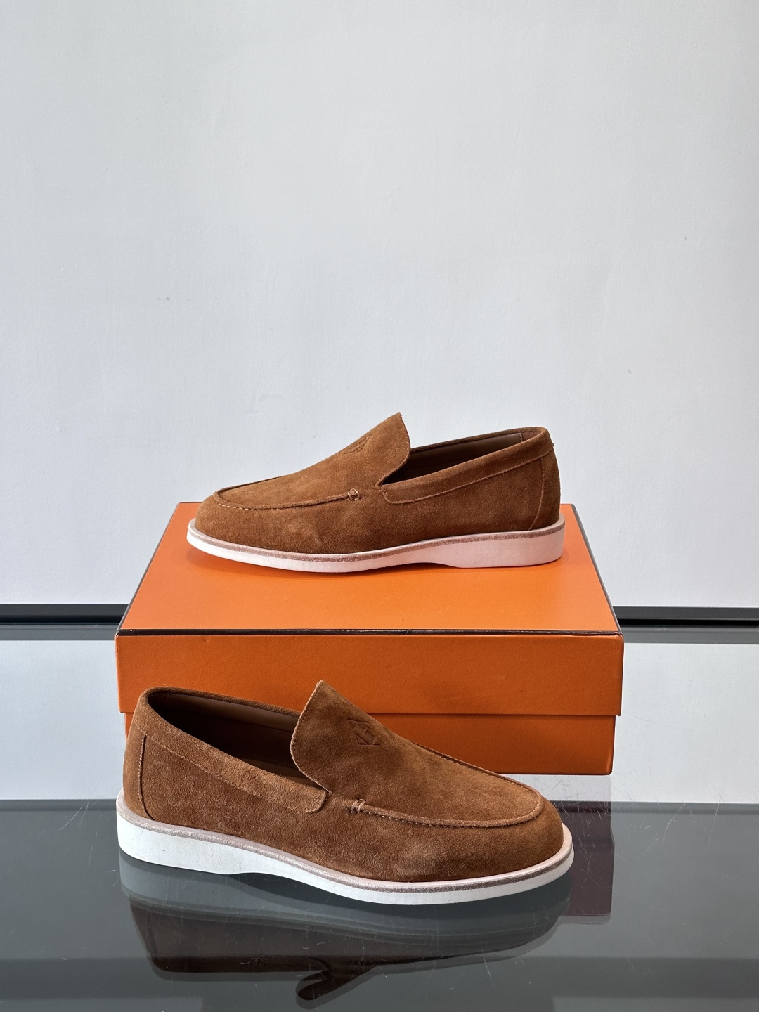 H爱马仕男士麂皮乐福鞋，采用柔软牛反绒，质感细腻，穿着超舒适。经典一脚蹬设计，搭配白色橡胶鞋底，简约又高