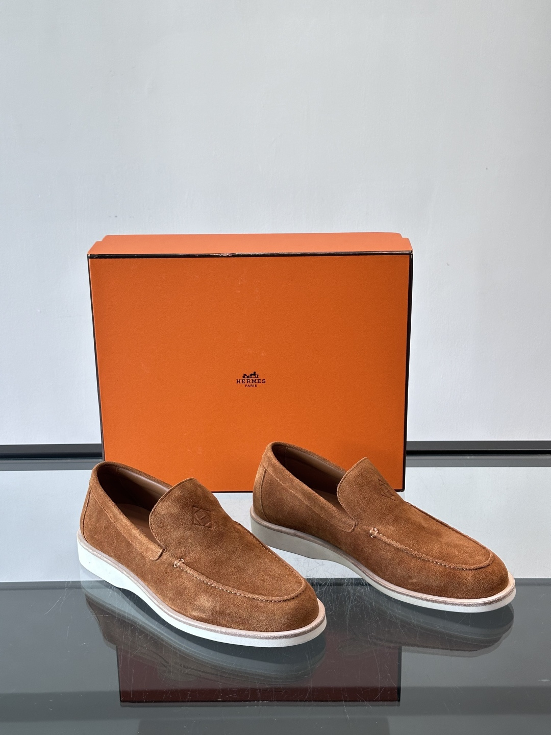 H爱马仕男士麂皮乐福鞋，采用柔软牛反绒，质感细腻，穿着超舒适。经典一脚蹬设计，搭配白色橡胶鞋底，简约又高