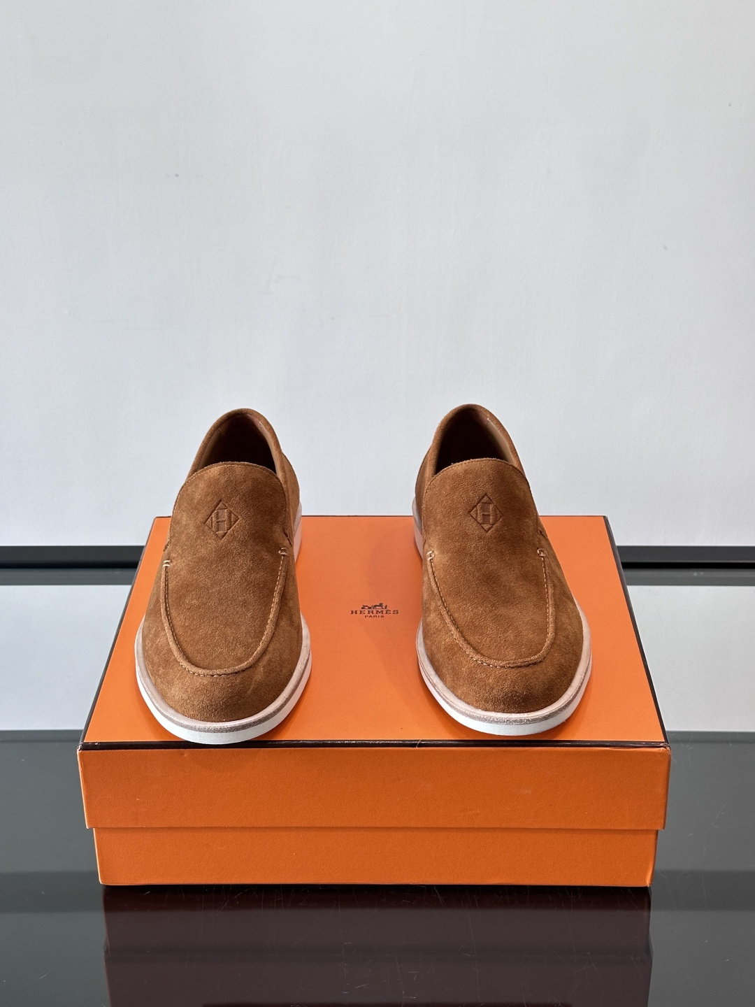 H爱马仕男士麂皮乐福鞋，采用柔软牛反绒，质感细腻，穿着超舒适。经典一脚蹬设计，搭配白色橡胶鞋底，简约又高