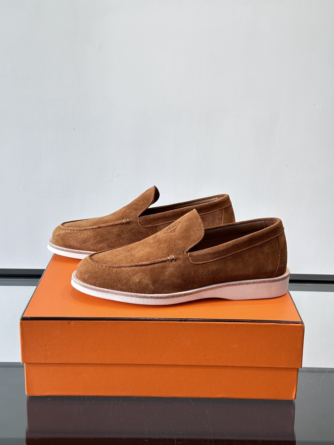 H爱马仕男士麂皮乐福鞋，采用柔软牛反绒，质感细腻，穿着超舒适。经典一脚蹬设计，搭配白色橡胶鞋底，简约又高