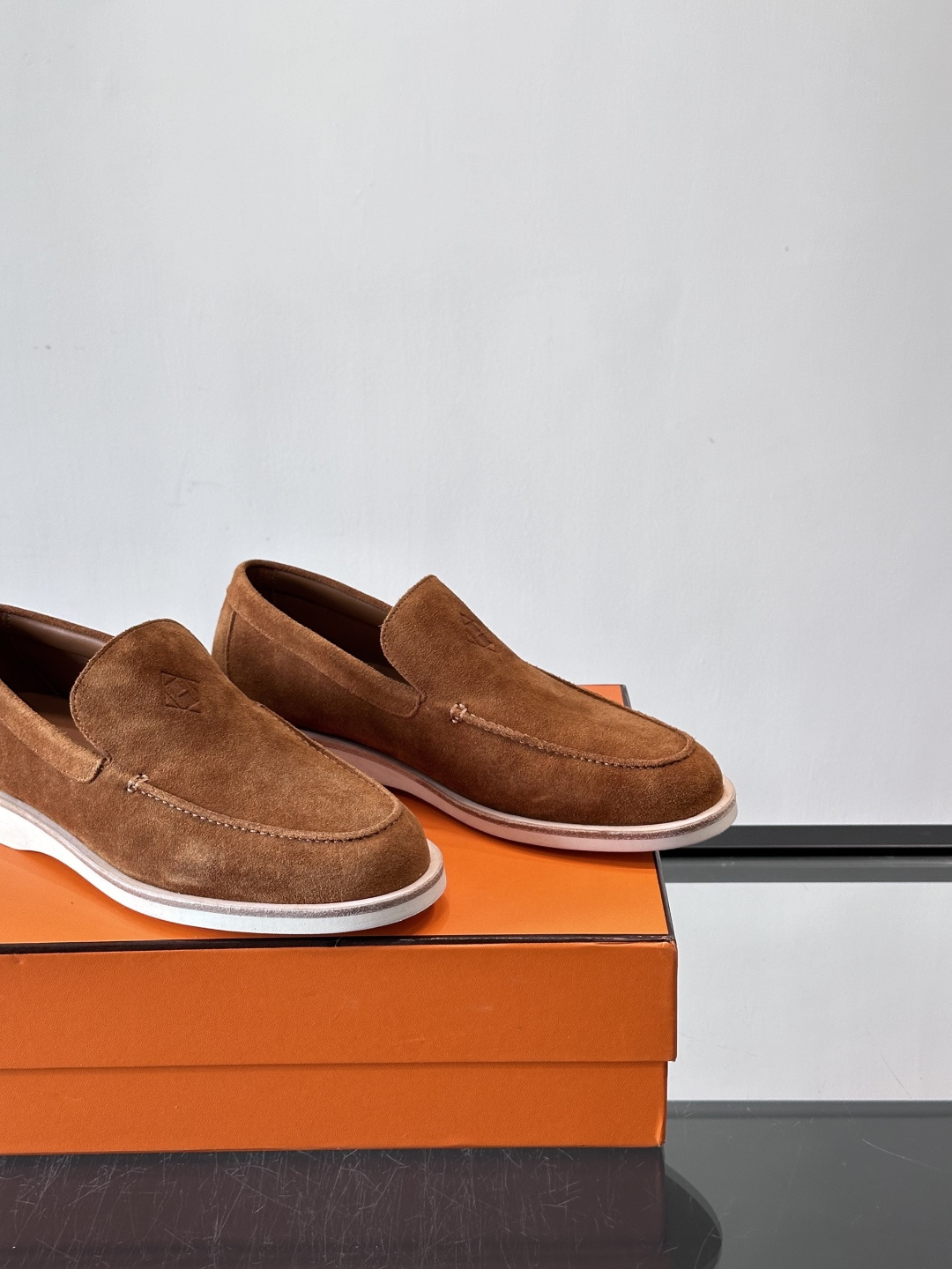 H爱马仕男士麂皮乐福鞋，采用柔软牛反绒，质感细腻，穿着超舒适。经典一脚蹬设计，搭配白色橡胶鞋底，简约又高