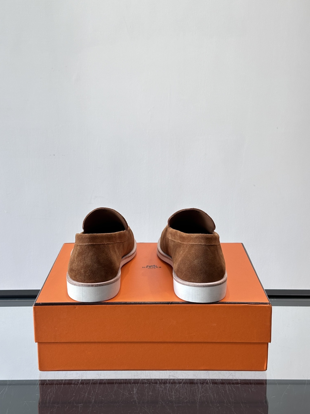 H爱马仕男士麂皮乐福鞋，采用柔软牛反绒，质感细腻，穿着超舒适。经典一脚蹬设计，搭配白色橡胶鞋底，简约又高