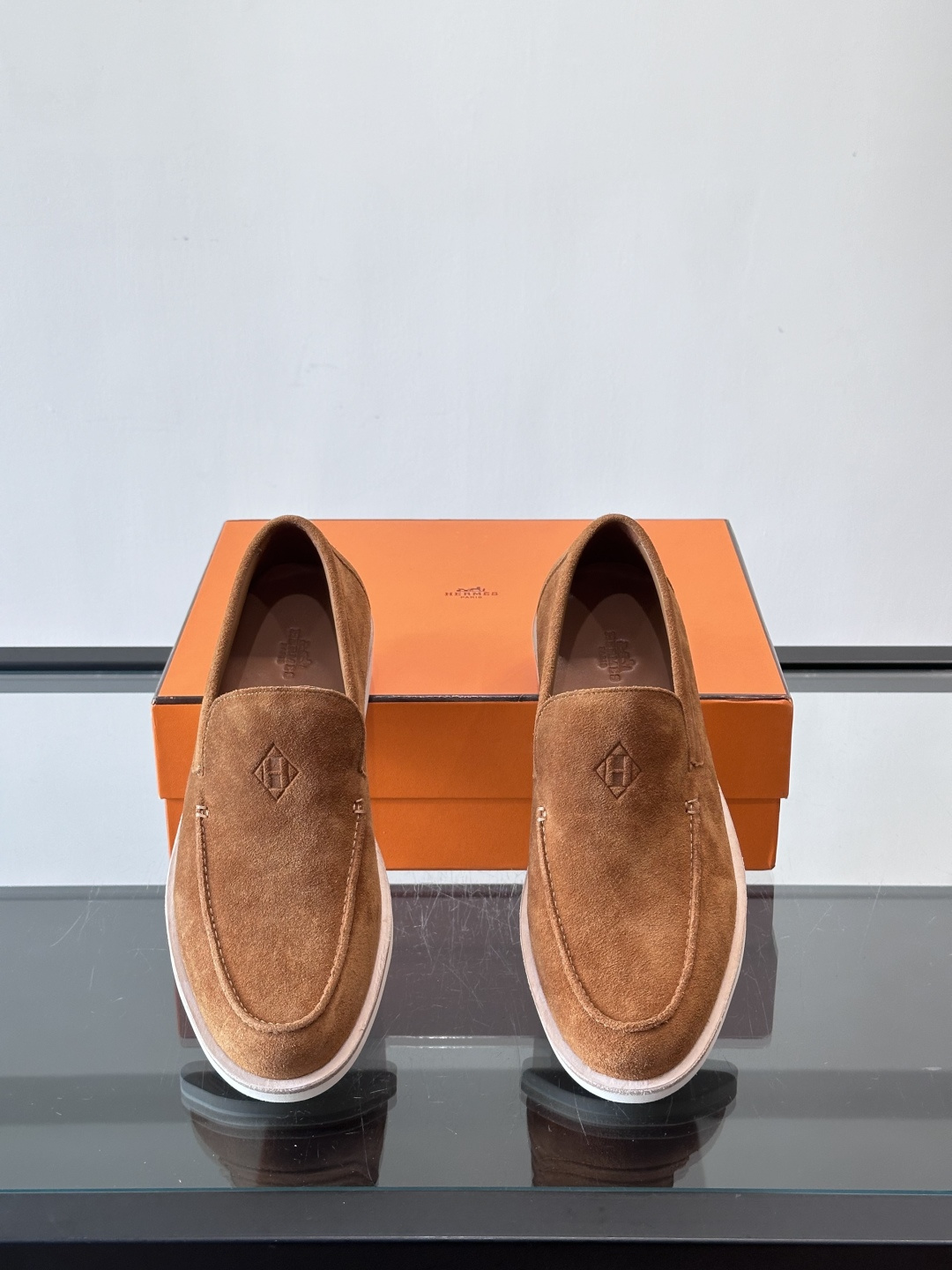 H爱马仕男士麂皮乐福鞋，采用柔软牛反绒，质感细腻，穿着超舒适。经典一脚蹬设计，搭配白色橡胶鞋底，简约又高